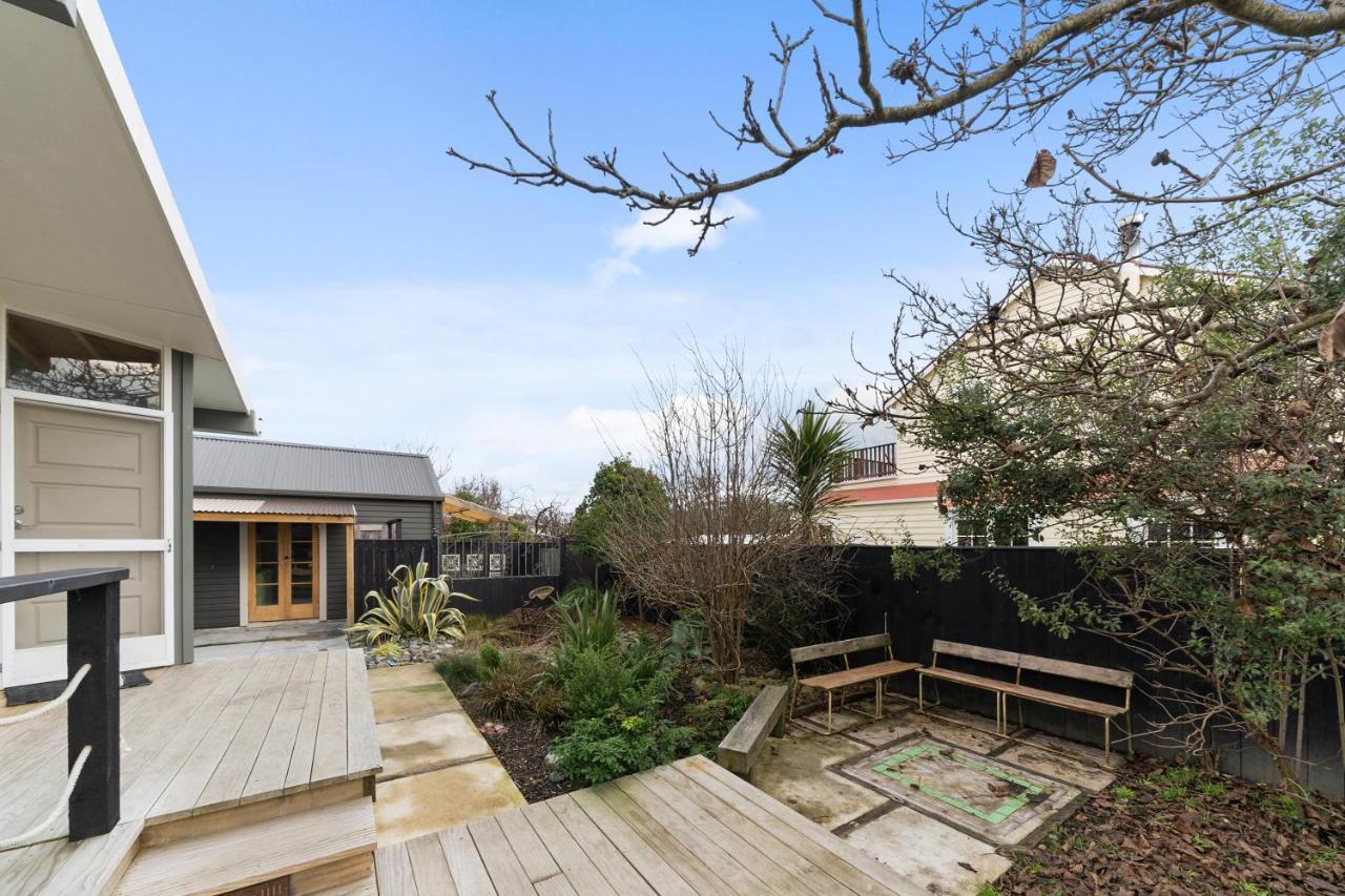 The Walnut Tree House - Martinborough Holiday Home Dış mekan fotoğraf