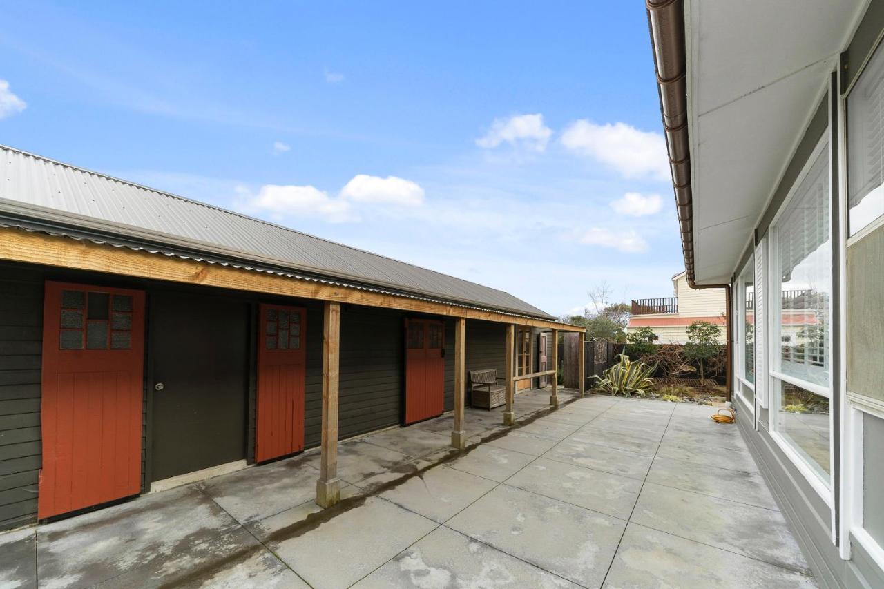 The Walnut Tree House - Martinborough Holiday Home Dış mekan fotoğraf